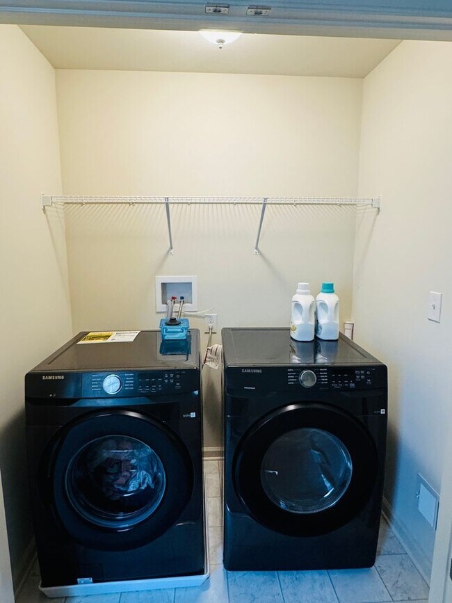 Building Photo - Spacious 3BR Townhome in Middletown