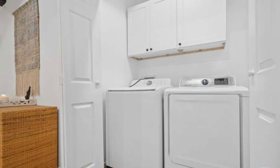 Laundry - 624 N Topanga Canyon Blvd