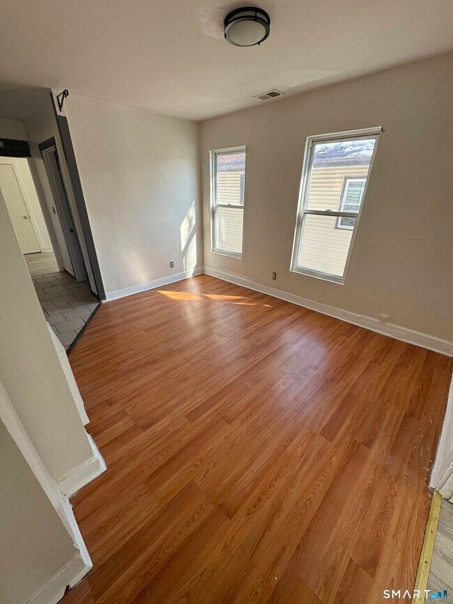 Building Photo - 27 Lilac St