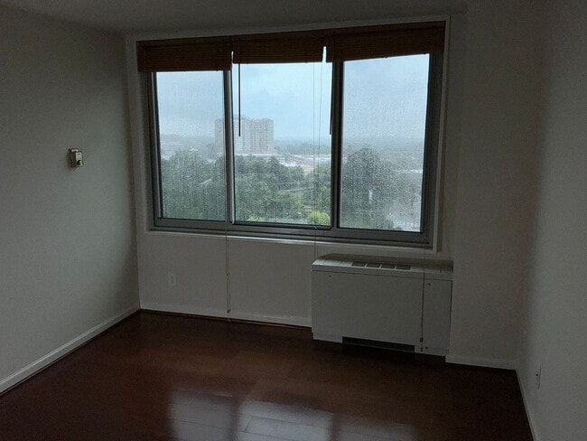 Building Photo - Renovated 1 BR, 1 BA, kitchen w/new appliances,