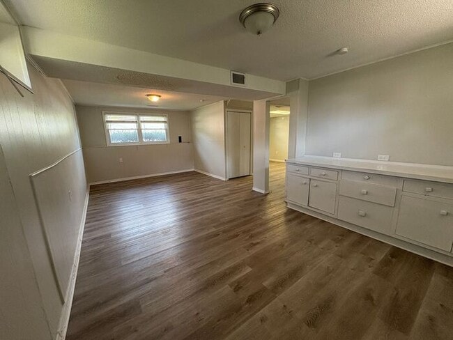 Building Photo - Comfortable 3-Bedroom Home with Fenced Yar...