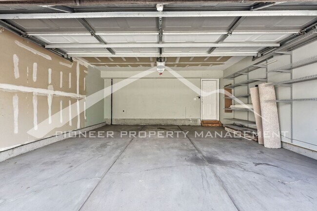 Building Photo - Spacious Townhouse with Central AC and Was...