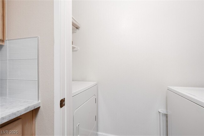 Building Photo - 950 Seven Hills Dr