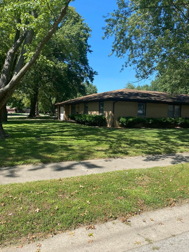 Building Photo - West side Duplex