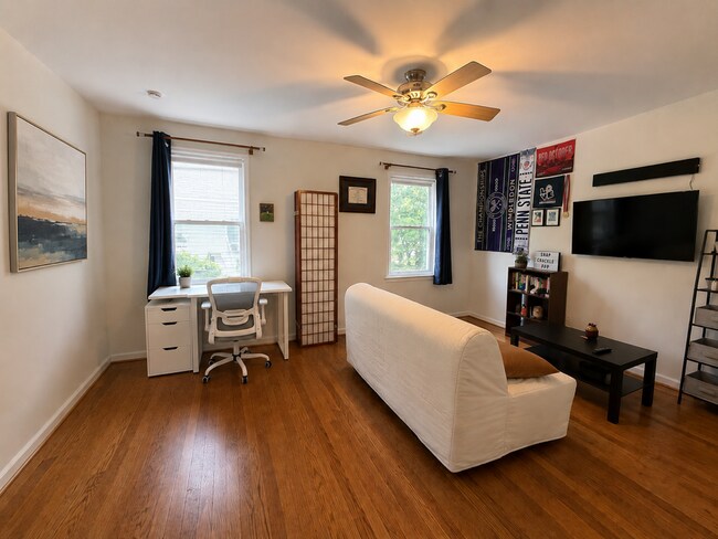 Building Photo - WONDERFUL 2 BEDROOM 1.5 BATH TOWNHOUSE W/ 1-CAR GARAGE!