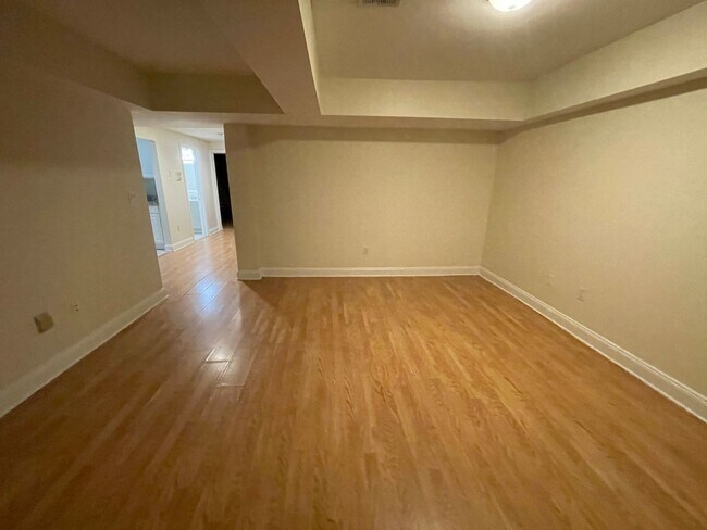 Building Photo - 3-bed Brownstone on Comm Ave in Packard's ...