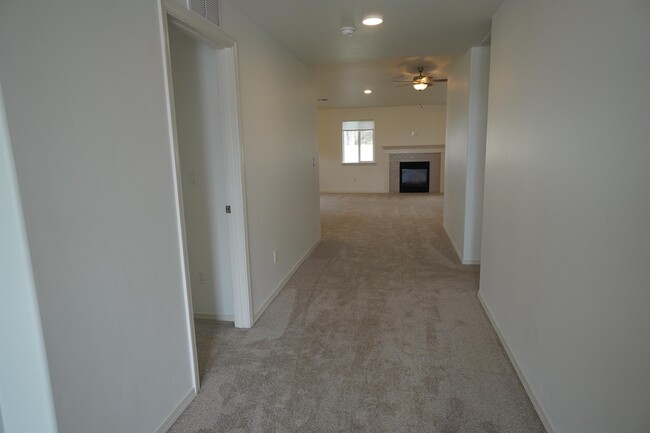 Building Photo - 1402 Hayhook St