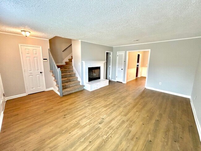 Building Photo - Beautiful Townhome in the Heart of Madison! MOVE IN SPECIAL!