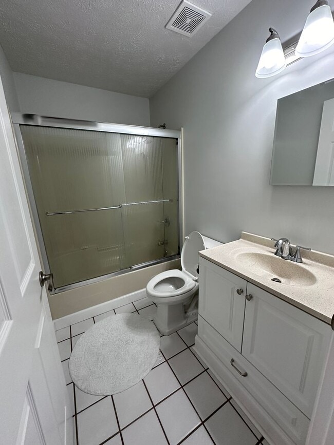 Building Photo - Convenient to Tyndall, less than a block t...
