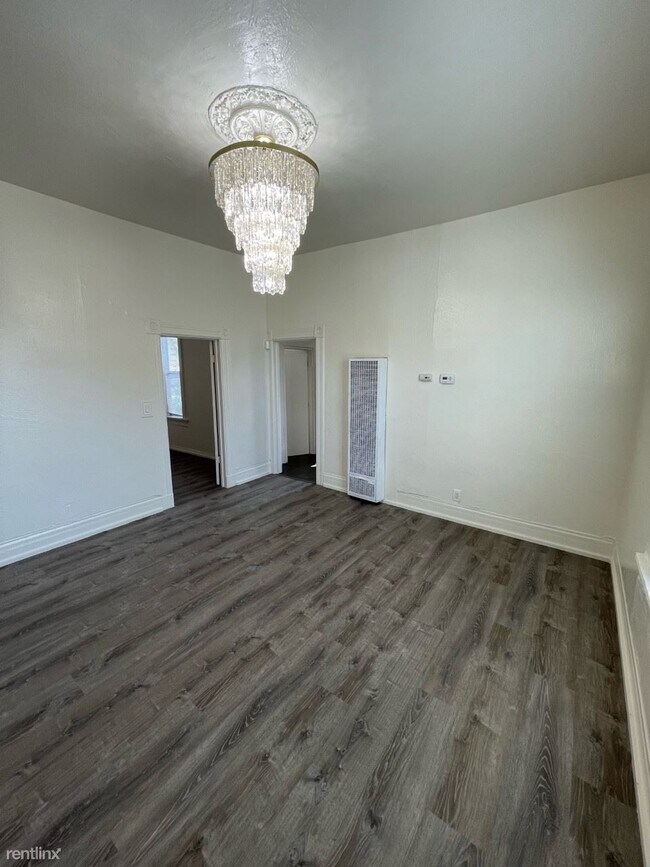 Building Photo - 723 27th St