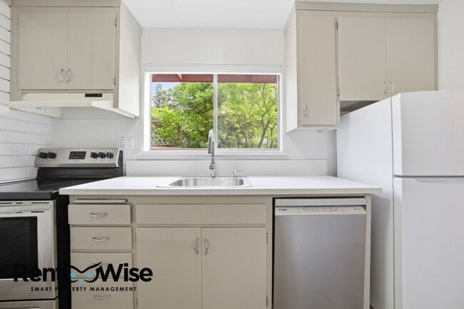 Building Photo - 569 Addison Ave