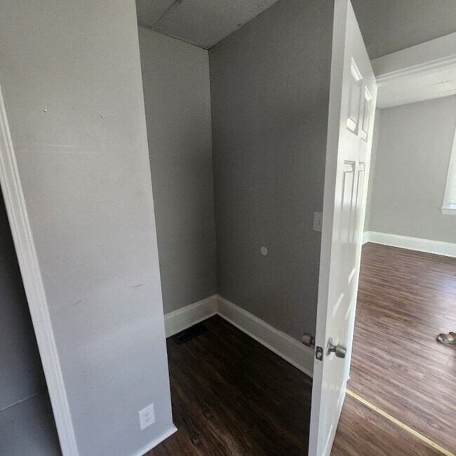 Building Photo - 3020 Searsdale Ave