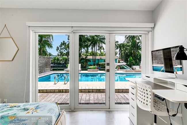 Building Photo - 1704 SW 4th Ct