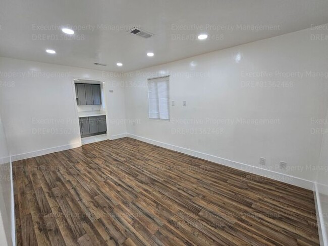 Building Photo - Remodeled 3 bedroom/ 1 bathroom