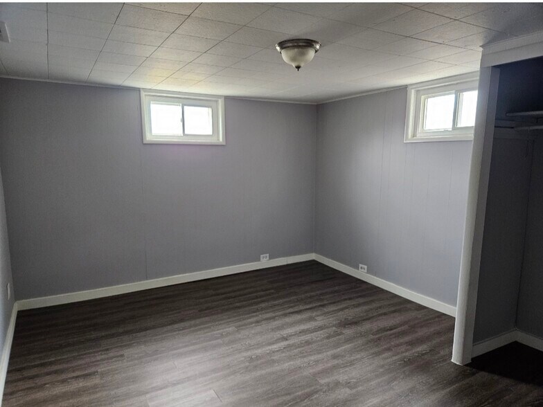 Building Photo - 1717 E Woodside Dr