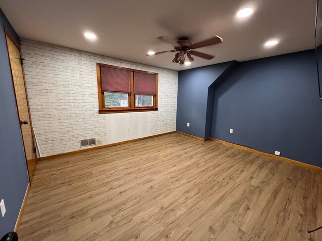 Building Photo - 18 Birk St