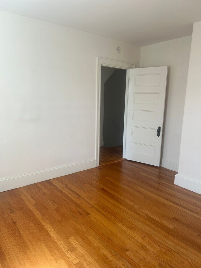 Building Photo - Beautiful 3BR/1.5BA Home Available Septemb...