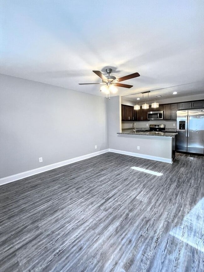 Building Photo - Charming 3-Bed, 3-Bath Townhouse Just Minu...