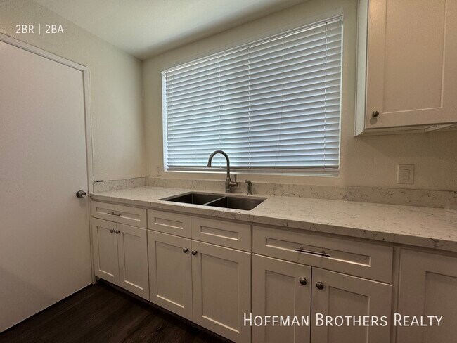 Building Photo - 619 N Kingsley Dr