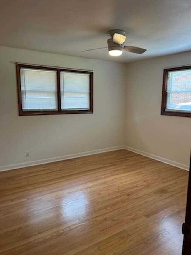 Building Photo - 3 Bedroom / 2 Bath Brick Ranch Home Kingsp...