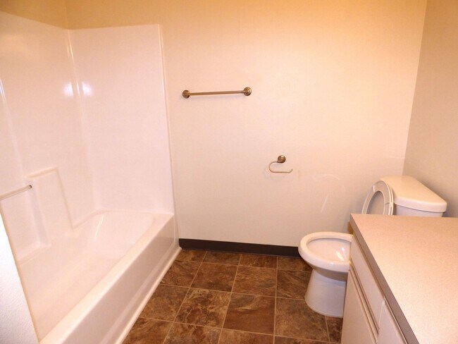 Building Photo - 1 bedroom 1 bath second level unit!