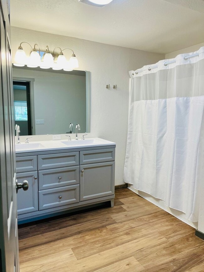 Building Photo - 5333 Rogue River Hwy