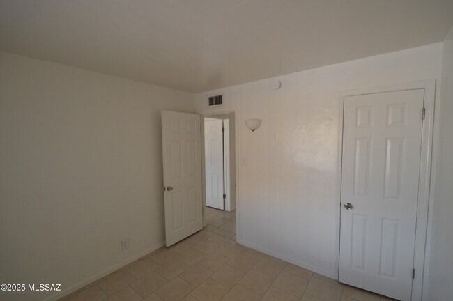 Building Photo - 2362 S Jefferson Ave