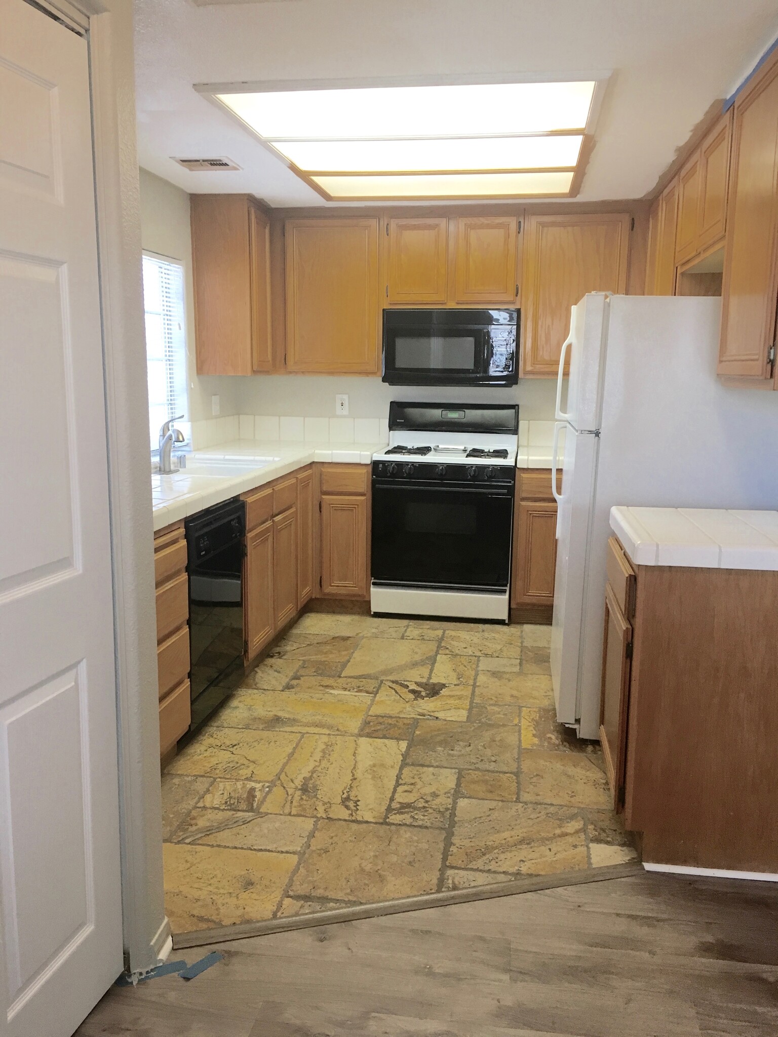 Kitchen from dining area - 1677 Strasbourg Way