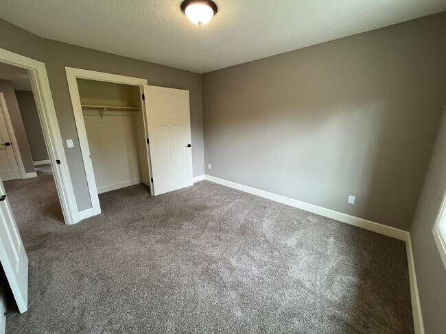 Building Photo - Spacious Townhome Style Duplex Unit