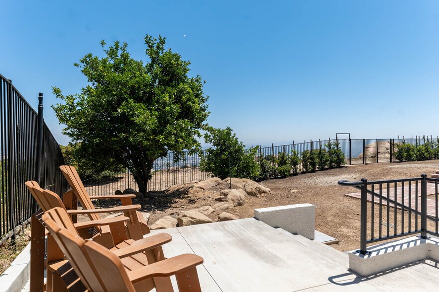 Building Photo - 1112 Mesa Dr