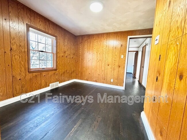 Building Photo - 616 Sandy Hill Rd