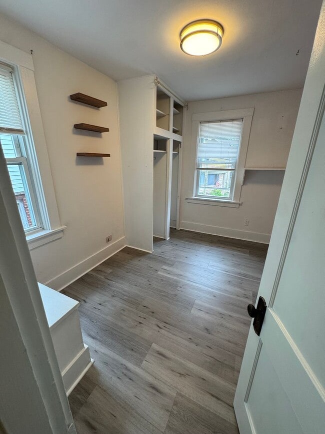 Building Photo - 3 Bedroom 1.5 Bath in Dormont! Off Street Parking!