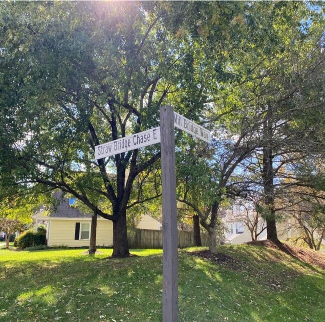 Building Photo - Super Cute END UNIT townhome located close...