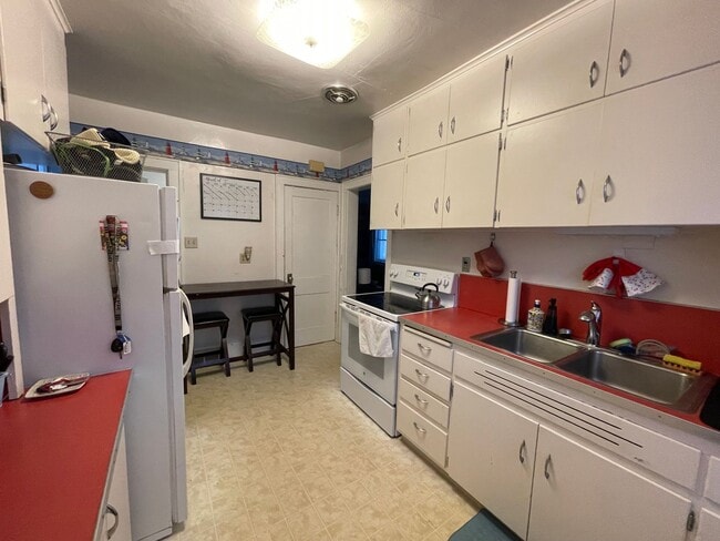 Building Photo - AVAILABLE JUNE 1st - 2 Bed 1 Bath Near Campus