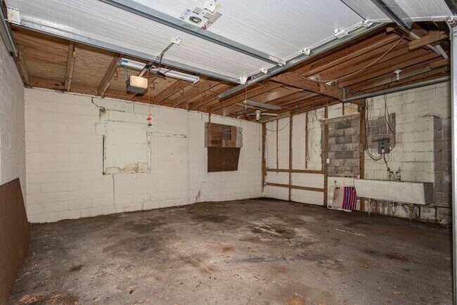 Building Photo - Spacious 4-Bedroom 1930's Mediterranean Home in College Park