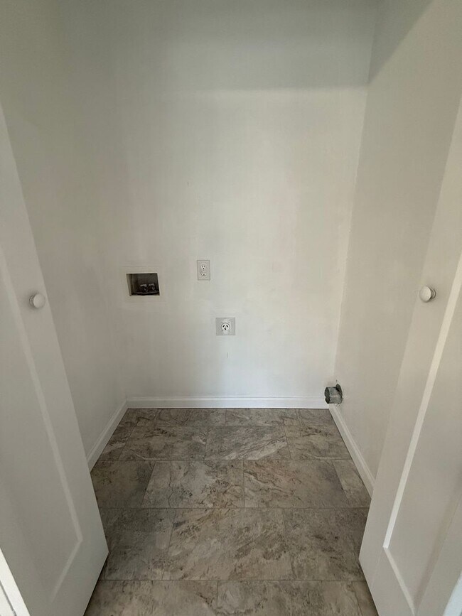 Building Photo - 520 S Scenic Ave