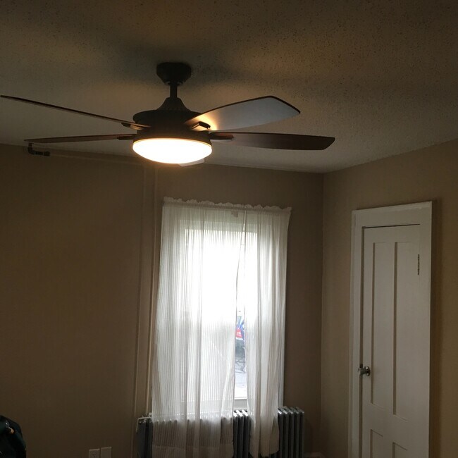 Building Photo - Spacious 3 Bedroom Single-family in Berlin!