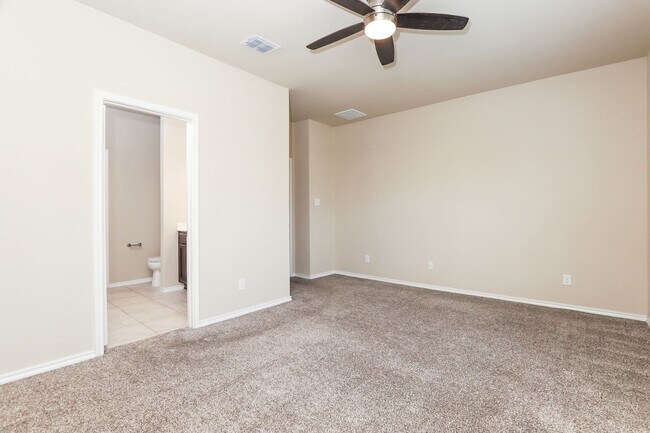 Building Photo - First time rental! 3 bedroom 2 bathroom- Less than 10 miles from Randolph AFB!