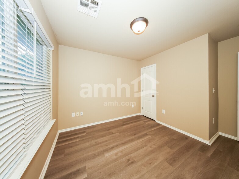 Building Photo - 613 E Juniper Ln