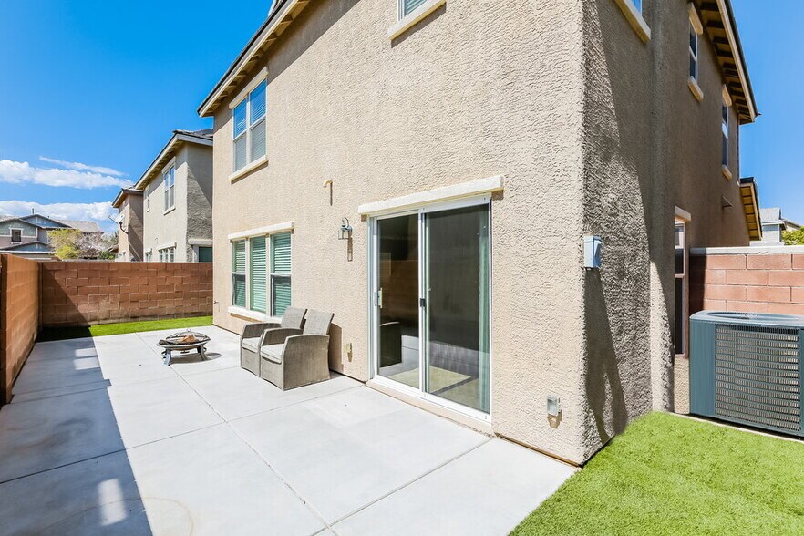 Building Photo - 25 Copper Pine Ave