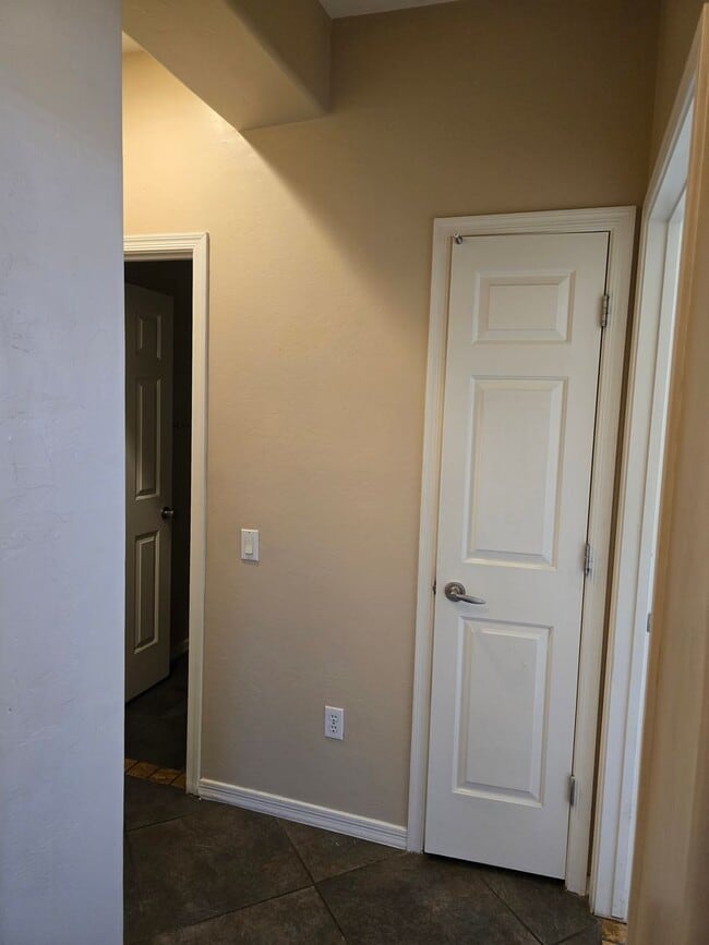 Building Photo - FREE RENT FOR OCTOBER AND $100 VISA GIFT C...
