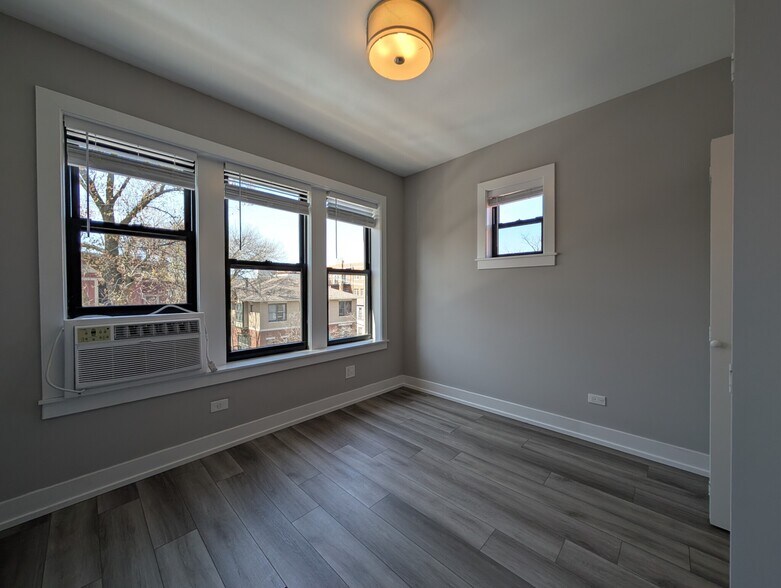 Building Photo - 3931 N Janssen Ave