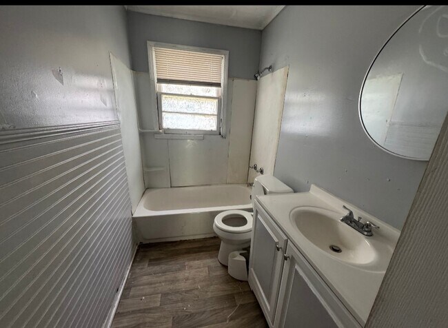 Building Photo - 2833 Walmar Dr