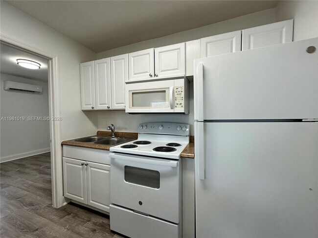 Building Photo - 1411 N Dixie Hwy