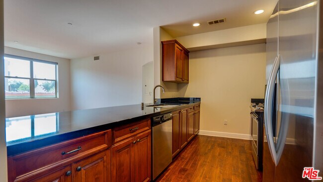 Building Photo - 5037 Rosewood Ave