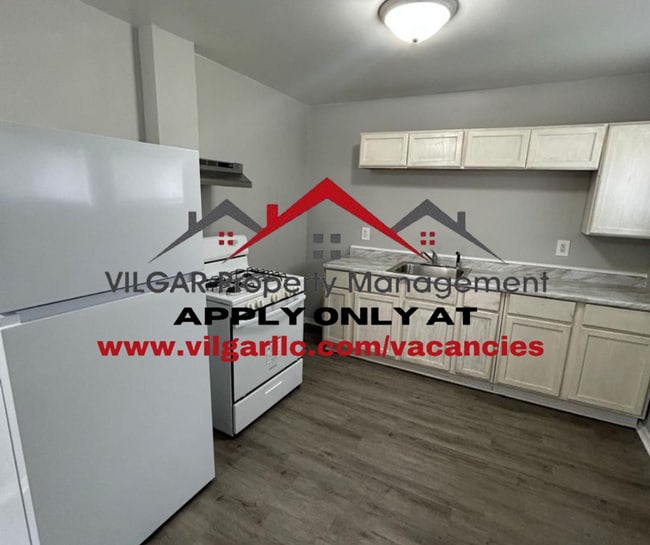 Building Photo - Step into this freshly updated 3 bed, 1 ba...