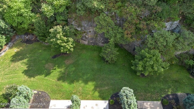 Building Photo - 15 Maple Leaf Dr