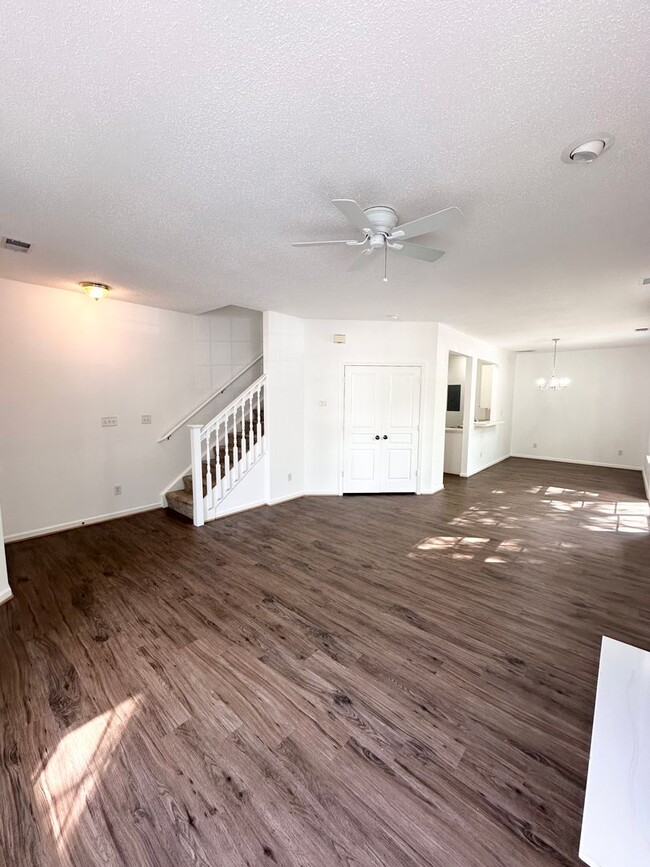 Building Photo - Bright & Beautiful 2 Bed, 2 Bath Townhouse...