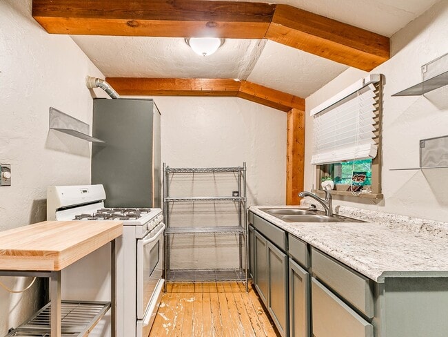Building Photo - Unique with a Artsy Flare    1Bed + Flex Room /1.5 Bath in Edgemere Park
