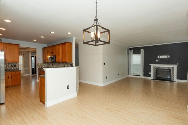 Building Photo - 4 bed, 2.5 bath Single Family Home in Char...